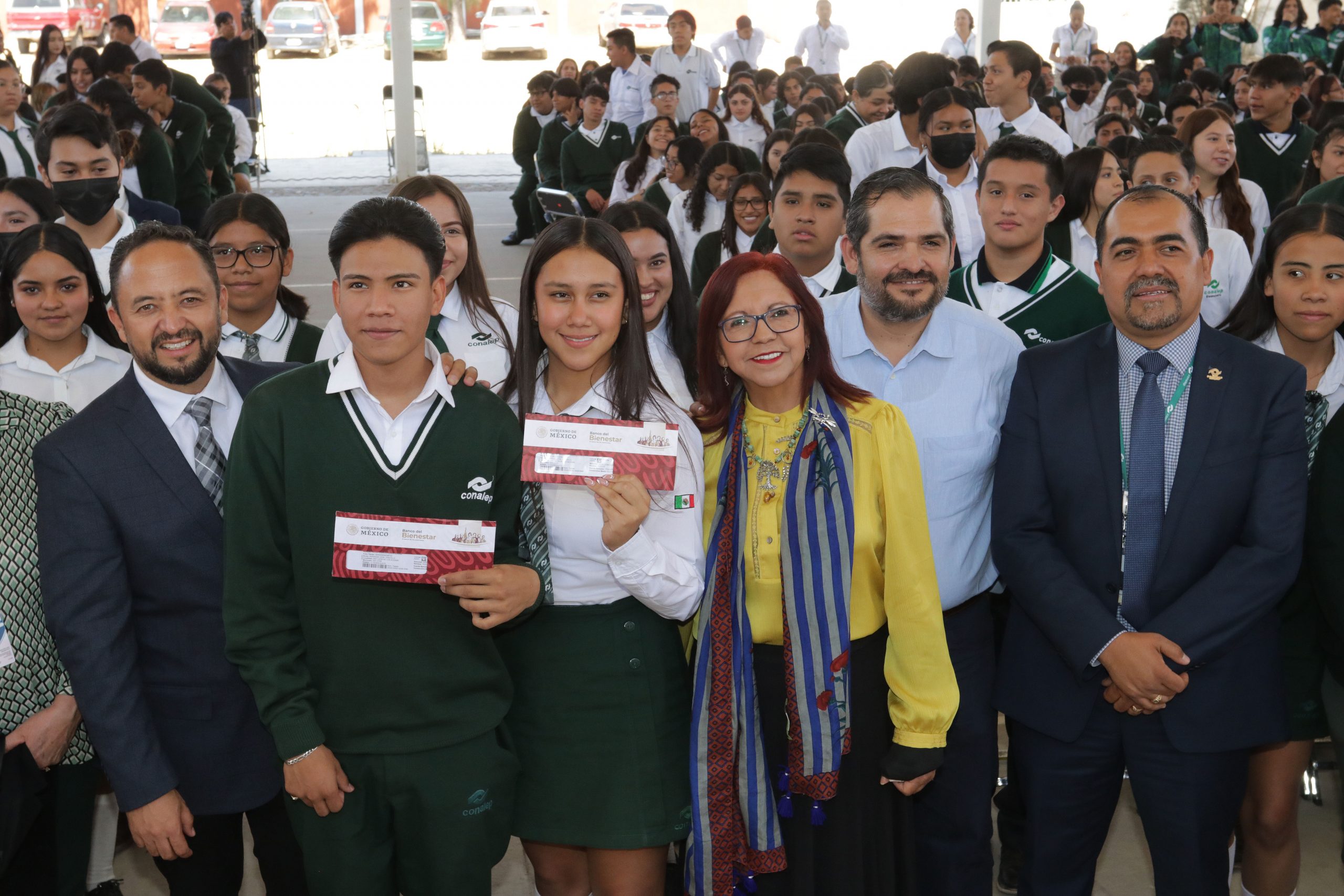 En Guanajuato, titular de la SEP entrega tarjetas del programa Becas para el Bienestar Benito Juárez